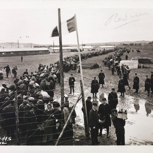 Camp de Bram (Aude), 1939 : colonne de réfugiés.
