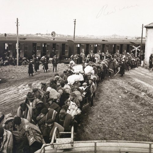 Une colonne de réfugiés dans le camp de Bram (Aude), en 1939